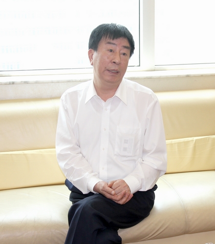 副会长徐正时与朱瑞荣共同来到总商会值班