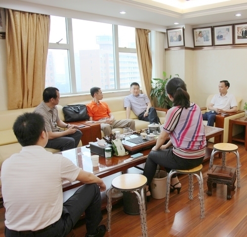 常务副会长高体文和副会长林添樑共同来到总商会值班