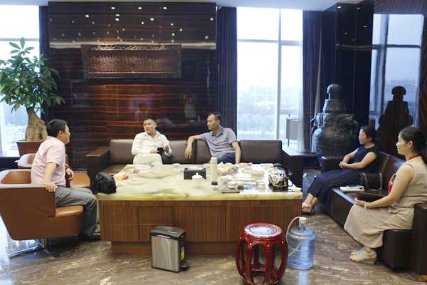 总商会党委调研建筑业商会党支部